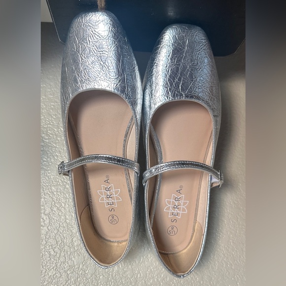 Serra Shoes - Serra Classic shimmering silver Mary Jane flats NWOT size 8